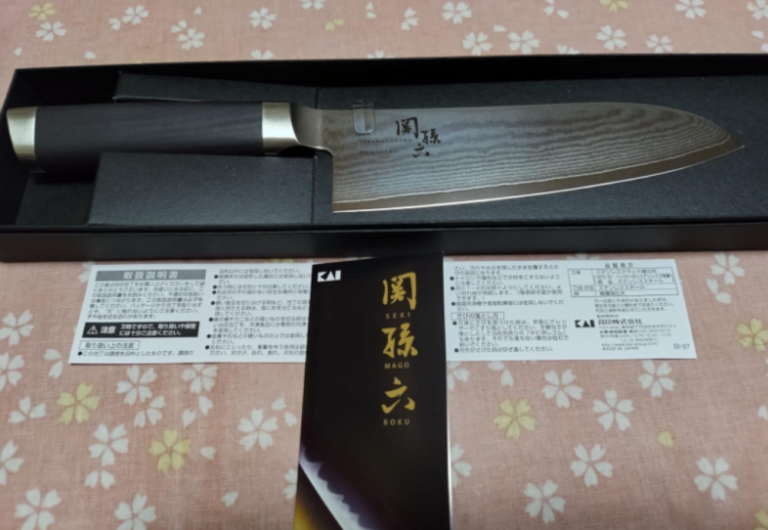 Kai Magoroku Seki Damascus steel 6.5 inch Santoku Knife