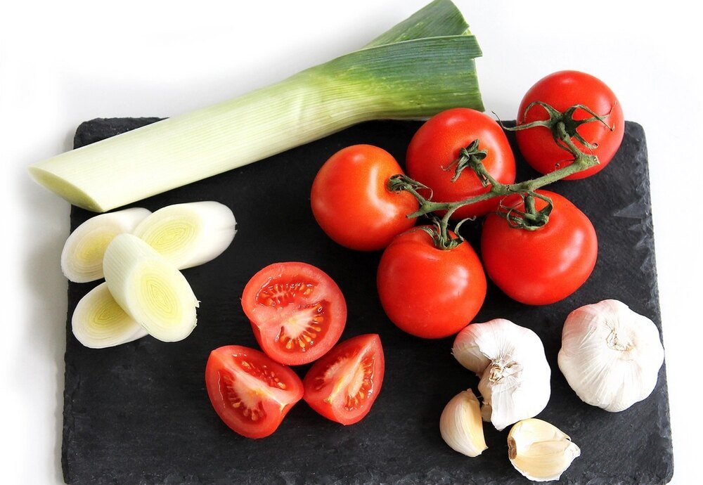 Fresh tomatoes and garlic ready to chop